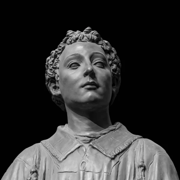 고대 로망의 대리석으로 된 소년의 초상화. 젊은 남자가 검은 배경에 고립된 동상을 세웠다. 고대 조각품 — 스톡 사진