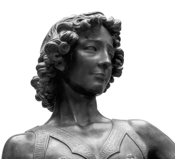 Dávid Góliát ősi szobrának gyilkosa. Bibliai történet. Antik szobor fiatal férfi páncél elszigetelt fehér háttér — Stock Fotó