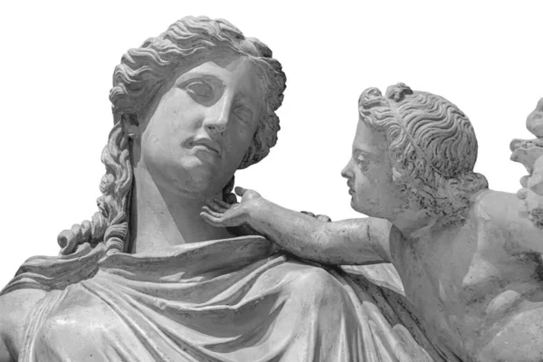 Estatua antigua de Eirene con el infante Ploutos aislado sobre fondo blanco. Diosa de la Paz hermosa joven llevando una cornucopia —  Fotos de Stock