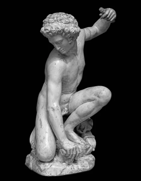 Forntida vit marmorskulptur av naken ung man Narcissus. Antik klassisk staty av unge isolerad på svart. Stenfigur av tonåring — Stockfoto