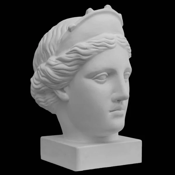 Biała marmurowa głowa młodej kobiety. Statua zmysłowego renesansu ery sztuki naga kobieta w cyrkowym stylu antycznym izolowane na czarnym tle — Zdjęcie stockowe