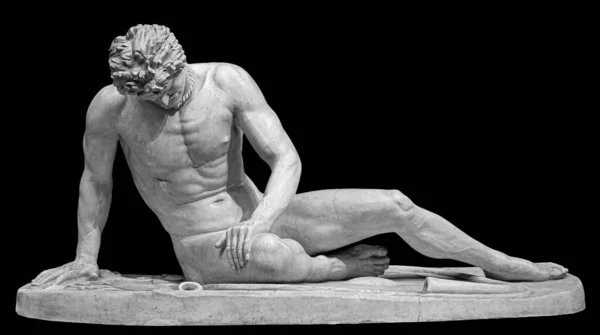 Antigua escultura de mármol blanco del moribundo desnudo Galia. Antigua estatua clásica de soldado aislado en negro. Figura masculina herida de piedra —  Fotos de Stock
