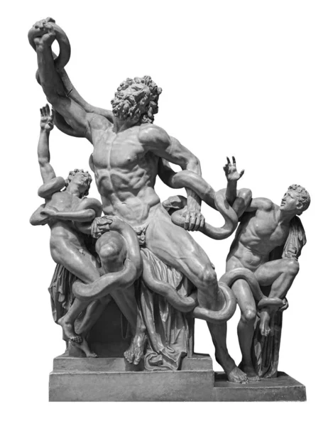 Vooraanzicht van beroemde laocoon Romeinse kopiëren sculptuur geïsoleerd op witte achtergrond. Trojan Laocoon werd gewurgd door zeeslangen met zijn twee zonen. — Stockfoto
