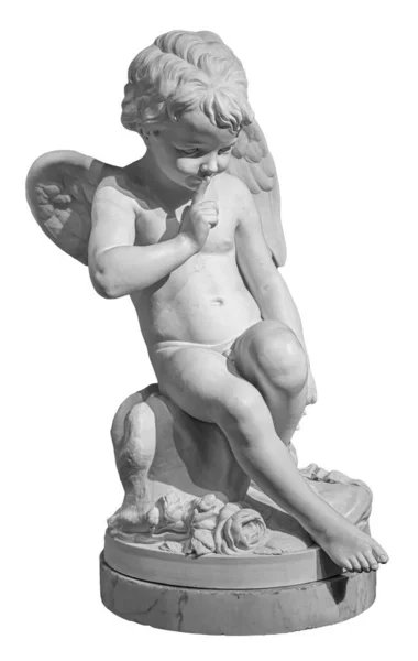 Statuetta angelo bianco isolato su sfondo bianco. Scultura Cupida. Statua in pietra di giovane cherubino — Foto Stock