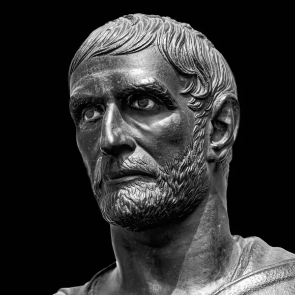 Detalle de cabeza y hombros del anciano con escultura de barba. Cara antigua con bigotes estatua aislada sobre fondo negro — Foto de Stock