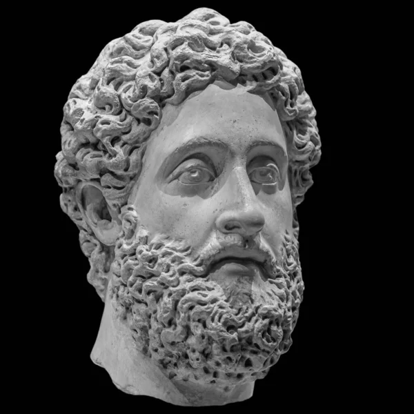 Kopf- und Schulterdetail des antiken Mannes mit Bartplastik. Antikes Gesicht mit Schnurrbart Statue isoliert auf schwarzem Hintergrund — Stockfoto