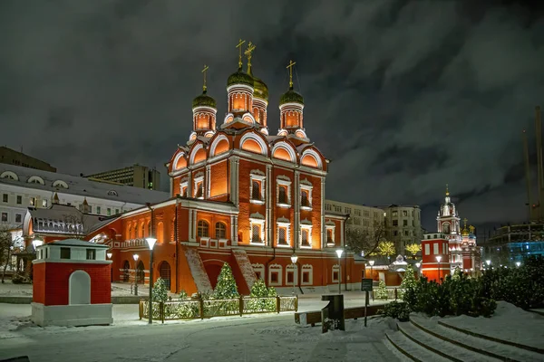 Moskau, Russland - 04. Februar 2020: Die Kathedrale des Znamenskiy-Klosters ist das einzige erhaltene Gebäude des größeren Komplexes. In der Anfangszeit wurde sie als Kirche der Romanows genutzt — Stockfoto