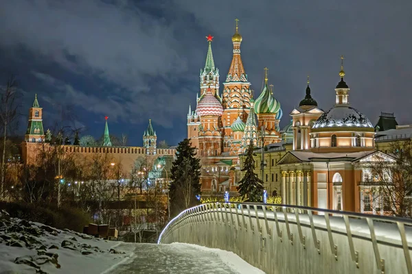 Москва, Россия - 04 февраля 2020 года: Празднично украшен к зимним праздникам Парк Зарядье. Панорама Москвы. Рождество в России — стоковое фото