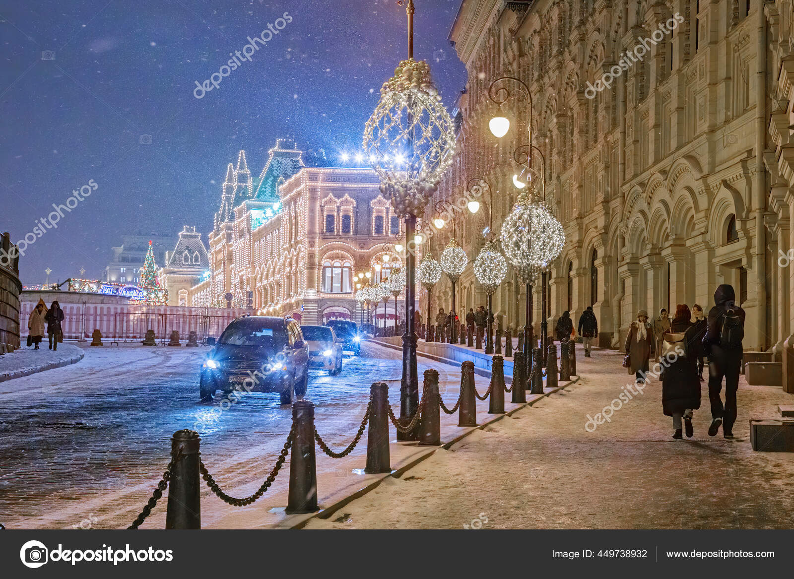俄罗斯莫斯科的圣诞节。红场莫斯科的平安夜和新年庆祝活动。靠近GUM的红色广场上，夜光闪烁着. —— 库存社论照片© gilmanshin  #449738932