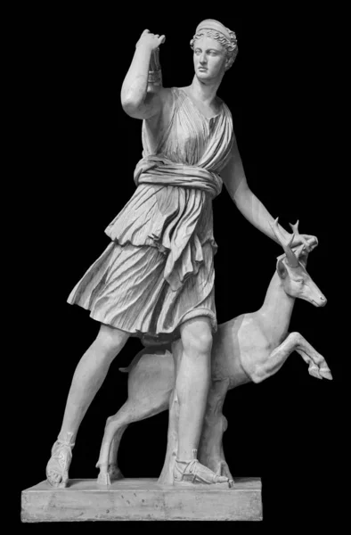 Antigua escultura Diana Artemis. Diosa de la luna, vida silvestre, naturaleza y caza. Estatuilla clásica de mármol blanco aislada sobre fondo negro — Foto de Stock