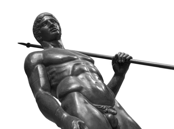 古代の裸の強い男の彫刻。白い背景に孤立した槍の像を持つ若い男性選手