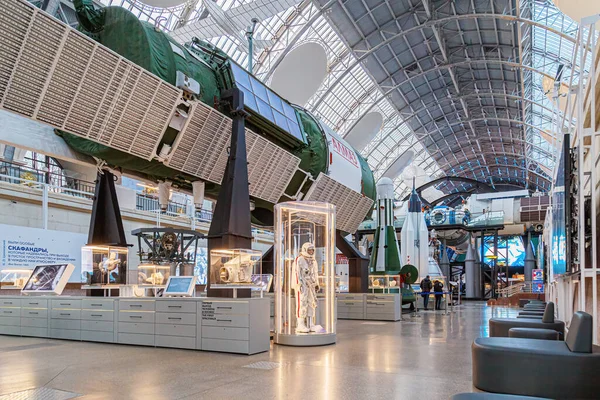 Mosca, Russia - 28 novembre 2018: Museo dello Spazio. All'interno del Cosmonautics and Aviation Centre nel padiglione Cosmos di VDNH. Mostra aeronautica. Scienza dei razzi — Foto Stock