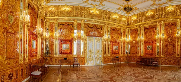 Szentpétervár, Oroszország - 2021. március 25.: Interior Amber Room, Catherine Palace. Az egykori császári palota. Az épületet 1717-ben helyezték el Catherine parancsára. Sarskoye Selo, Puskin állam — Stock Fotó