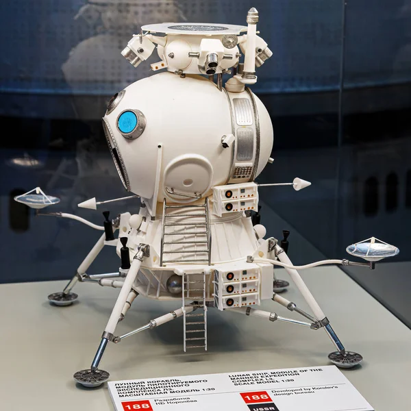 Moskova, Rusya - 28 Kasım 2018: Uzay müzesine Ay iniş modülü. Kozmonotlar ve Havacılık Merkezi 'nin içinde, VDNH' nin kozmos pavyonunda. Uçak sergisi. Roket bilimi — Stok fotoğraf