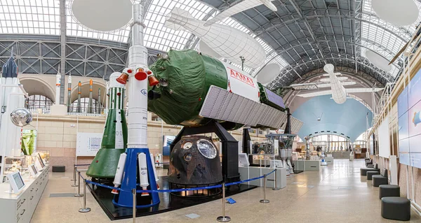 Moscou, Rússia - 28 de novembro de 2018: Space museum. Dentro do Centro de Cosmonáutica e Aviação no pavilhão Cosmos da VDNH. Exposição de aeronaves. Foguete ciência — Fotografia de Stock