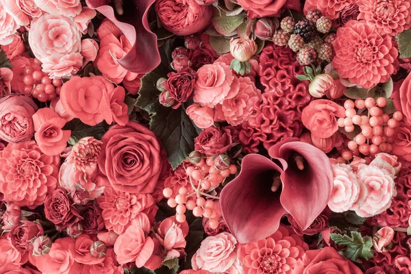 Прекрасний букет змішаних квітів. Яскраве поєднання Dahlia, Chrysanthemum, Calla і Rose. Праця флориста у квітковій крамниці. — стокове фото