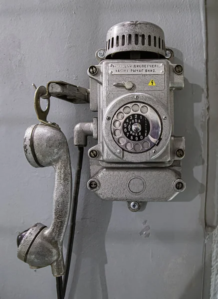 Teléfono antiguo montado en la pared de metal con esfera giratoria. Teléfono antiguo con dial — Foto de Stock