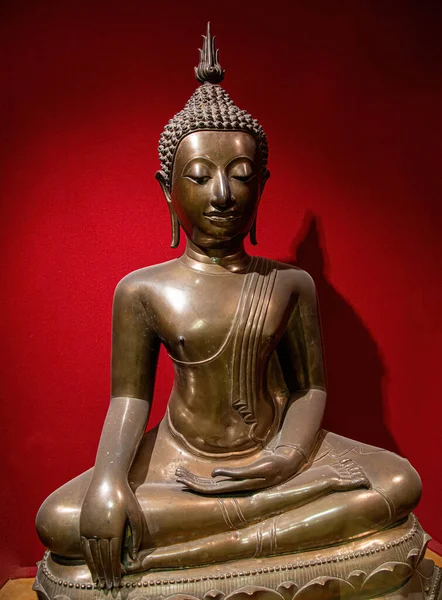 Estátua de Buda em repouso calmo posar. O Buda Shakyamuni é um professor espiritual, uma das três religiões mundiais. Siddhartha Gautama Siddhattha Gotama — Fotografia de Stock