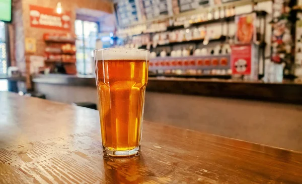 Bar masasında bira bardağı. Yakın çekim. — Stok fotoğraf