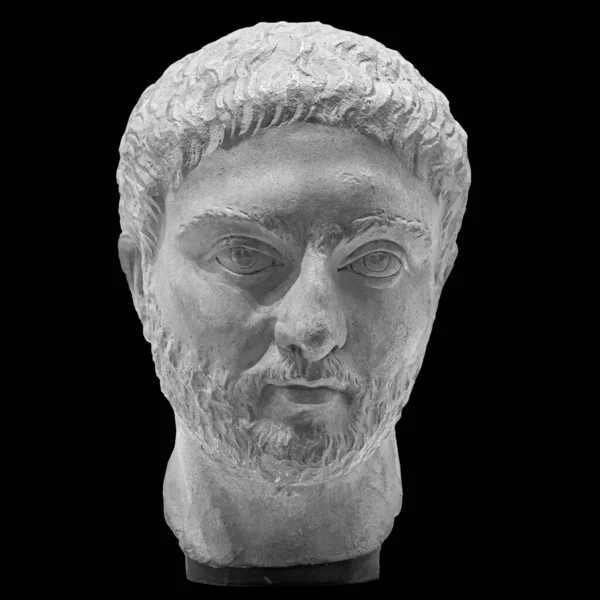 Gipskopie eines antiken Statuenmannes mit Bartkopf isoliert auf schwarzem Hintergrund. Gips-Skulptur Männergesicht — Stockfoto