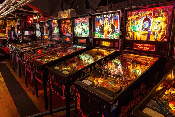 Moskou, Rusland - 29 april 2021: Pinball museum. Pinball tafel close-up uitzicht op vintage game machine — Stockfoto