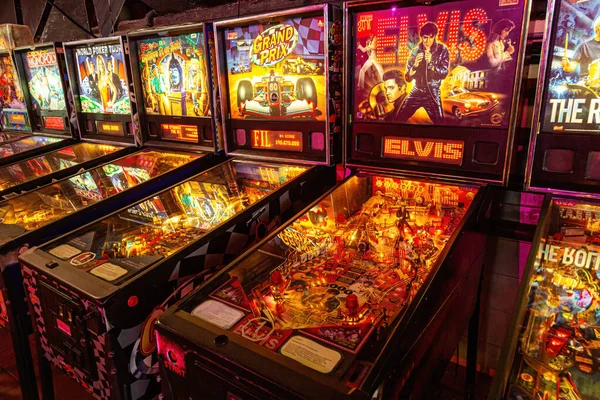 Moskou, Rusland - 29 april 2021: Pinball museum. Pinball tafel close-up uitzicht op vintage game machine — Stockfoto