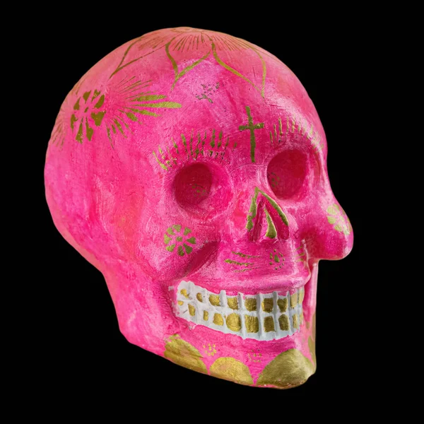 Typischer mexikanischer Schädel isoliert auf schwarzem Hintergrund gemalt. Dia de los muertos. Kreative und minimale Gestaltung von Totentagen oder Halloween. Totenkopf rosa — Stockfoto