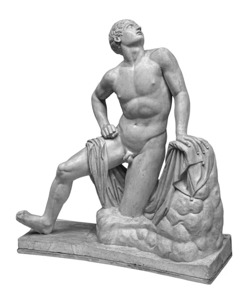 En gammal romersk marmorstaty av en pojke. Ung man figur staty isolerad på vit bakgrund. Antikskulptur — Stockfoto