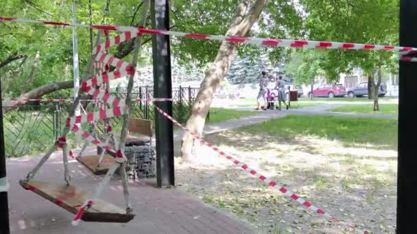 Segnale di pericolo Coronavirus, parco giochi chiuso a causa di covid-19 restrizione. Anche ai bambini non è più permesso entrare nei campi da gioco. Divieto sull'area giochi della città — Video Stock