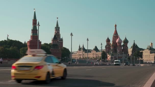 Moskova Kızıl Meydanı, Kremlin ve Moskova 'daki St. Basils Katedrali' nin hızlandırılmış görüntüsünü büyüt — Stok video