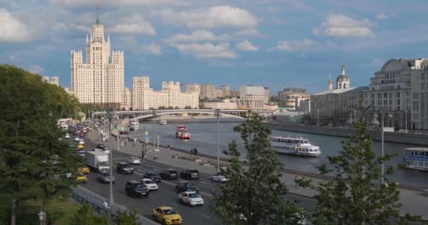 Moskva flod med kryssningsfartyg och livlig gatutrafik, nära Kotelnicheskaya Embankment Building och Zaryadye Park, Moskva, Ryssland — Stockvideo