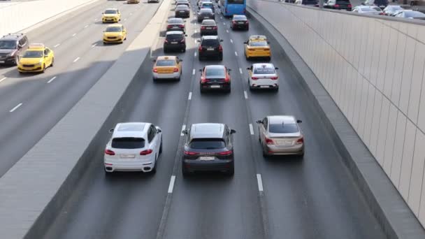 Embarras avec rangées de voitures sur la route de la ville — Video