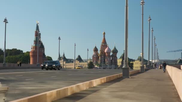 Moskova Vasilyevski 'nin inişi, Moskova Kremlin' in duvarı, St. Basils Katedrali, Spasskaya Kulesi — Stok video