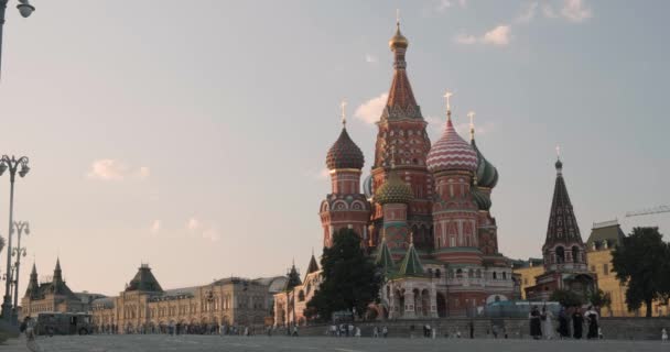 Saint Basil katedralen Temple of Basil den välsignade mot de rörliga molnen, Röda torget, Moskva, Ryssland — Stockvideo