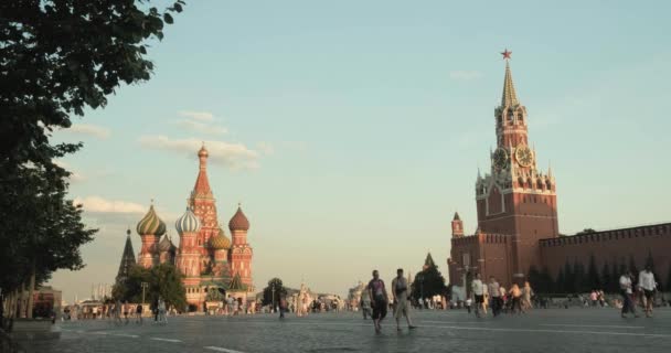 Moskva, Ryssland - 21 juli 2021: Folk går på kvällen på Röda torget. Spasskaja Tower och St. Basils Cathedral — Stockvideo