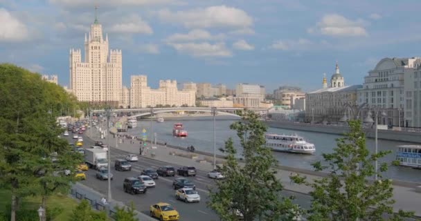 Moscou, Rússia - 23 de julho de 2021: Rio Moskva com navios de cruzeiro e tráfego de rua movimentado, perto do Kotelnicheskaya Embankment Building e do Parque Zaryadye, Moscou, Rússia — Vídeo de Stock