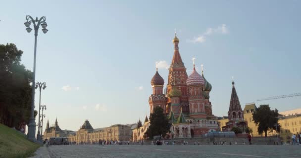 Aziz Basil Katedrali Kutsal Basil Tapınağı hareket eden bulutlara karşı, Kızıl Meydan, Moskova, Rusya — Stok video