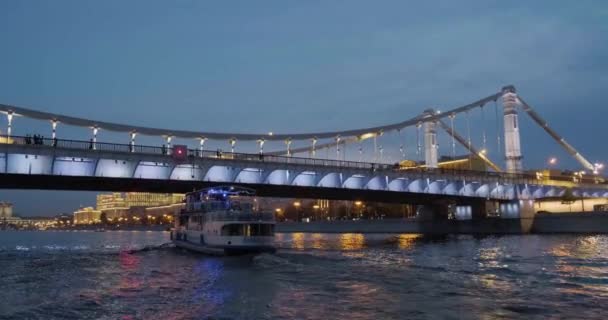 Moscú, Rusia - 29 de julio de 2021: Vistas desde un barco de recreo a los lugares de interés de Moscú, un panorama de la pared del puente Krymsky situado en el río Moscú — Vídeo de stock