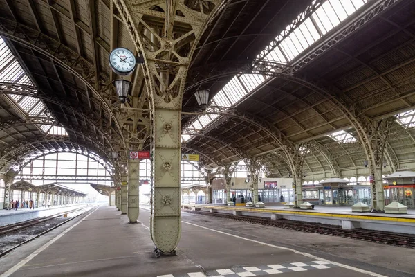 Sankt Petersburg, Ryssland - 27 mars 2021: Vitebsky järnvägsstation. Inomhusarkitektur inredning och huvudplattform. Historisk byggnad av Vitebsky tågstation med sol skiner genom fönstret — Stockfoto