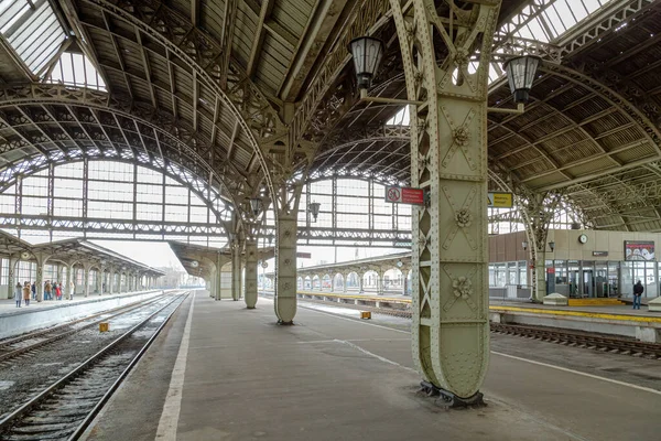 ロシアのサンクトペテルブルク- 2021年3月27日:Vitebsky鉄道駅。屋内建築装飾やメインプラットフォーム。窓から太陽が輝くヴィテブスキー駅の歴史的建造物 — ストック写真