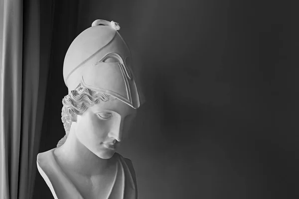 Forntida grekiska gudinnan Athena Pallas staty på mörk bakgrund med copyspace. Marmor huvud i hjälm skulptur — Stockfoto