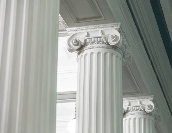 Close-up shot of a line of Greek-style columns — Stock Photo, Image