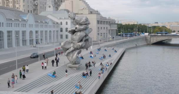 Moskva, Rusko - 24. srpna 2021: Monumentální sochařské dílo, velký jíl číslo 4 od švýcarského umělce Urse Fischera. Současná moderní instalace umění na nábřeží Bolotnaya — Stock video