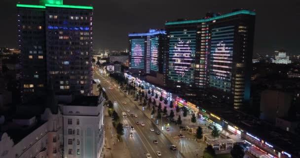 Moszkva, Oroszország - augusztus 11, 2021: Autók hajtanak el az Új Arbat utca mellett megvilágítással éjszaka. Légi felvétel — Stock videók