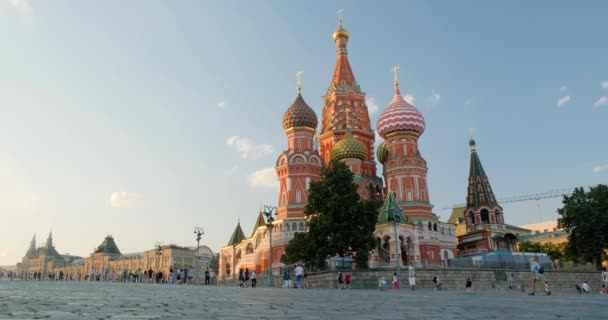Catedral de San Basilio Templo de Basilio el Bendito contra las nubes en movimiento, Plaza Roja, Moscú, Rusia — Vídeos de Stock