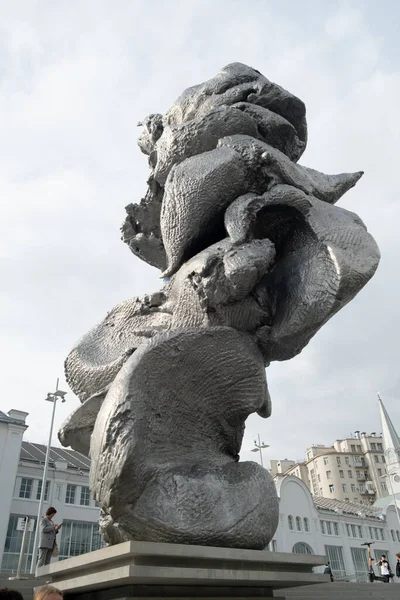 Moscú, Rusia - 24 de agosto de 2021: Obra de escultura monumental, Gran Arcilla número 4 realizada por el artista suizo Urs Fischer. Arte moderno contemporáneo de la instalación en Bolotnaya Embankment —  Fotos de Stock