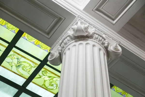 Close-up shot of a line of Greek-style columns — Stock Photo, Image