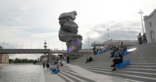 Moskau, Russland - 24. August 2021: Monumentale Skulptur, Big Clay Nummer 4 des Schweizer Künstlers Urs Fischer. Moderne Installationskunst am Bolotnaja-Ufer — Stockvideo