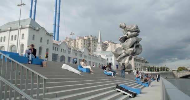 モスクワ、ロシア- 2021年8月24日:記念碑的な彫刻作品、ビッグクレイナンバー4は、スイスのアーティストUrs Fischerによって作られました。Bolotnaya Embankmentの現代現代的なインスタレーションアート — ストック動画
