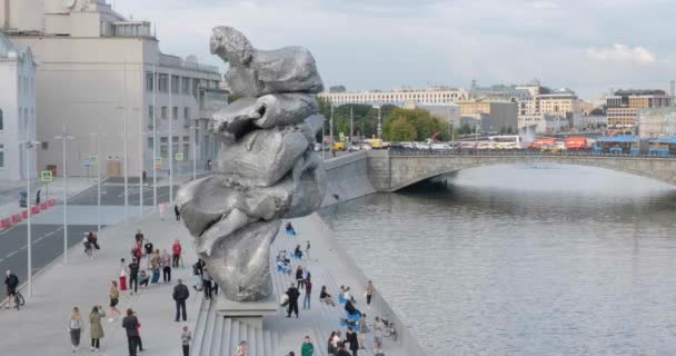 Moskau, Russland - 24. August 2021: Monumentale Skulptur, Big Clay Nummer 4 des Schweizer Künstlers Urs Fischer. Moderne Installationskunst am Bolotnaja-Ufer — Stockvideo